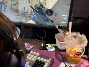 在 玩 csgo 的妹子 中寻找快乐