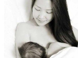 小莹耸涨的雪乳奶水，带来极致的哺乳体验